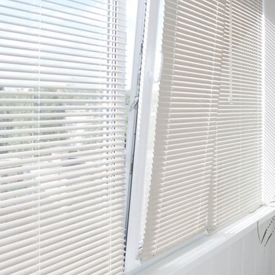 ¿Cómo podemos evitar el ruido de viento en las ventanas?