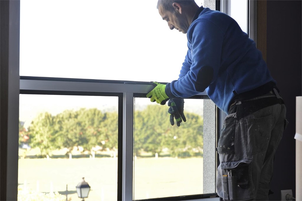 ¿Cómo se puede cambiar una ventana vieja por una nueva en Santiago?