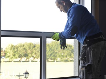 ¿Cómo se puede cambiar una ventana vieja por una nueva en Santiago?