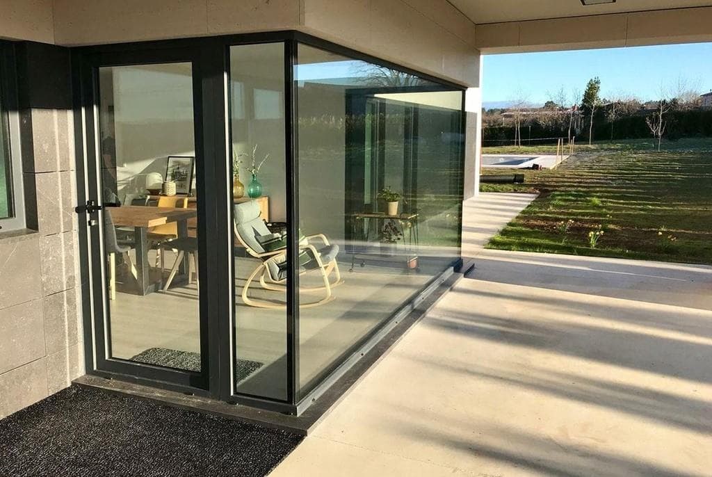 ¿Pasas mucho calor con tus ventanas? ¡Instala un vidrio con control solar para solucionarlo!