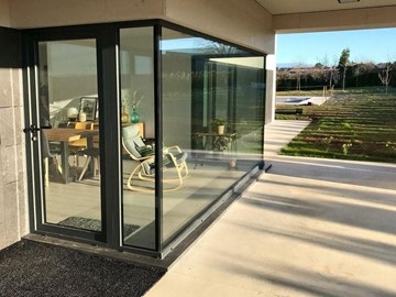 ¿Pasas mucho calor con tus ventanas? ¡Instala un vidrio con control solar para solucionarlo!